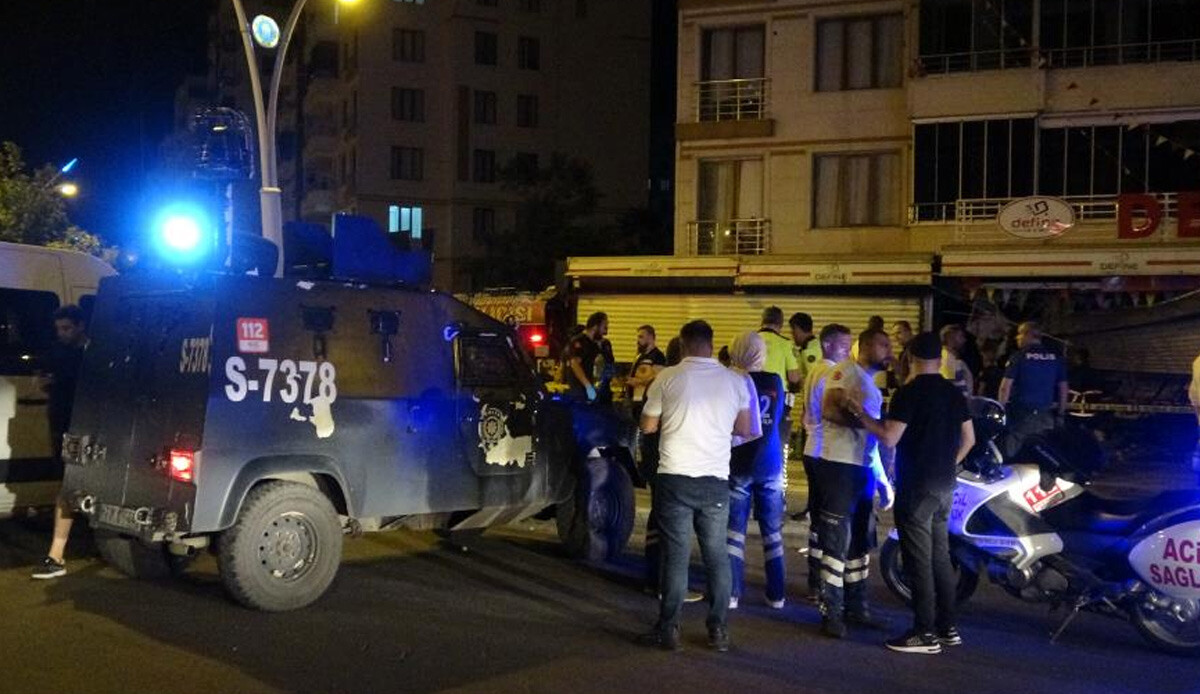 Diyarbakır’da kontrolden çıkan 2 otomobil markete daldı: 1 ölü, 5 yaralı