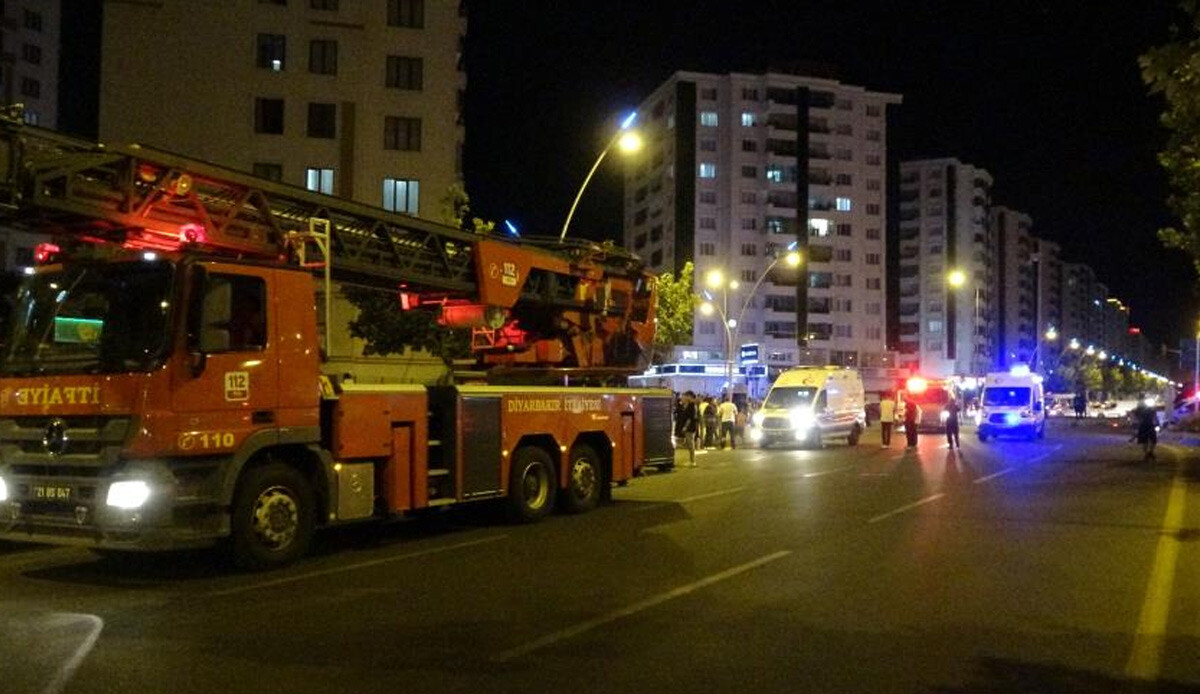 Diyarbakır’da kontrolden çıkan 2 otomobil markete daldı: 1 ölü, 5 yaralı Diyarbakır’da kontrolden çıkan 2 otomobil markete daldı: 1 ölü, 5 yaralı