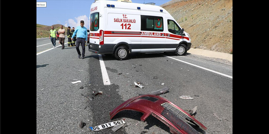 Otomobil tırın altına girdi: 2 ölü, 3 yaralı Otomobil tırın altına girdi: 2 ölü, 3 yaralı
