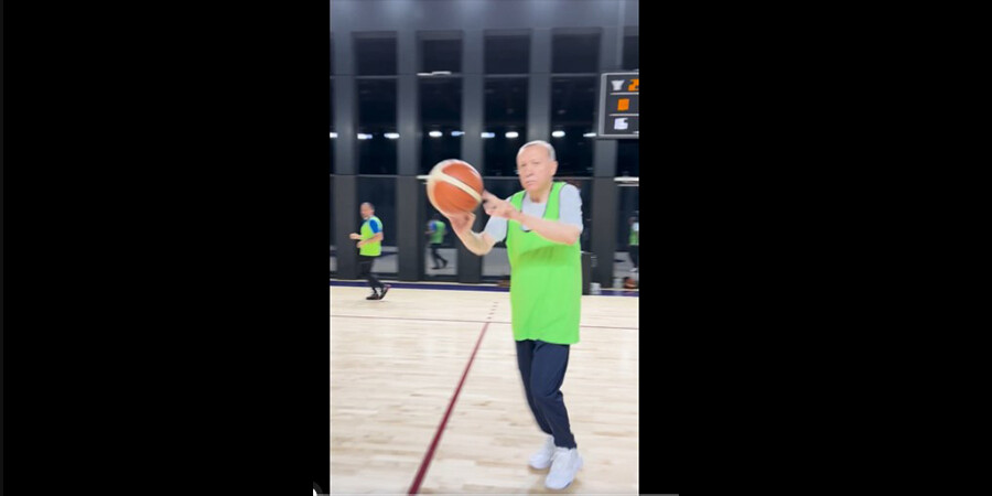 Eski Bakan Varank, Cumhurbaşkanı Erdoğan'la basketbol oynadı Eski Bakan Varank, Cumhurbaşkanı Erdoğan'la basketbol oynadı