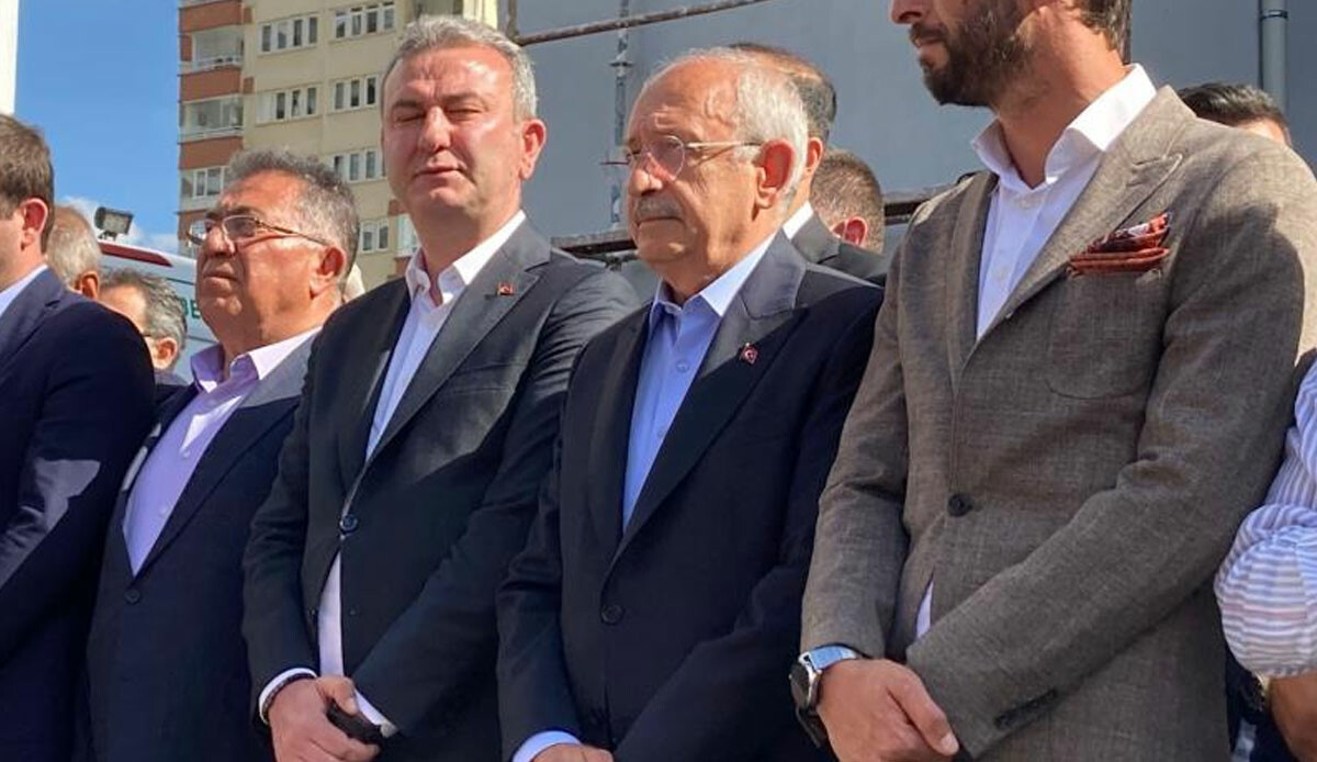Kılıçdaroğlu, dayısının cenaze törenine katıldı Kılıçdaroğlu, dayısının cenaze törenine katıldı
