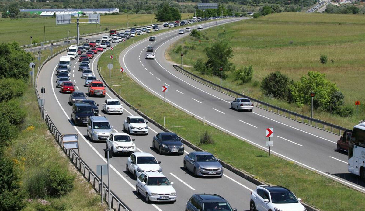 Tatilcilerin dönüş çilesi başladı! Kuyruk 70 kilometreyi aştı
