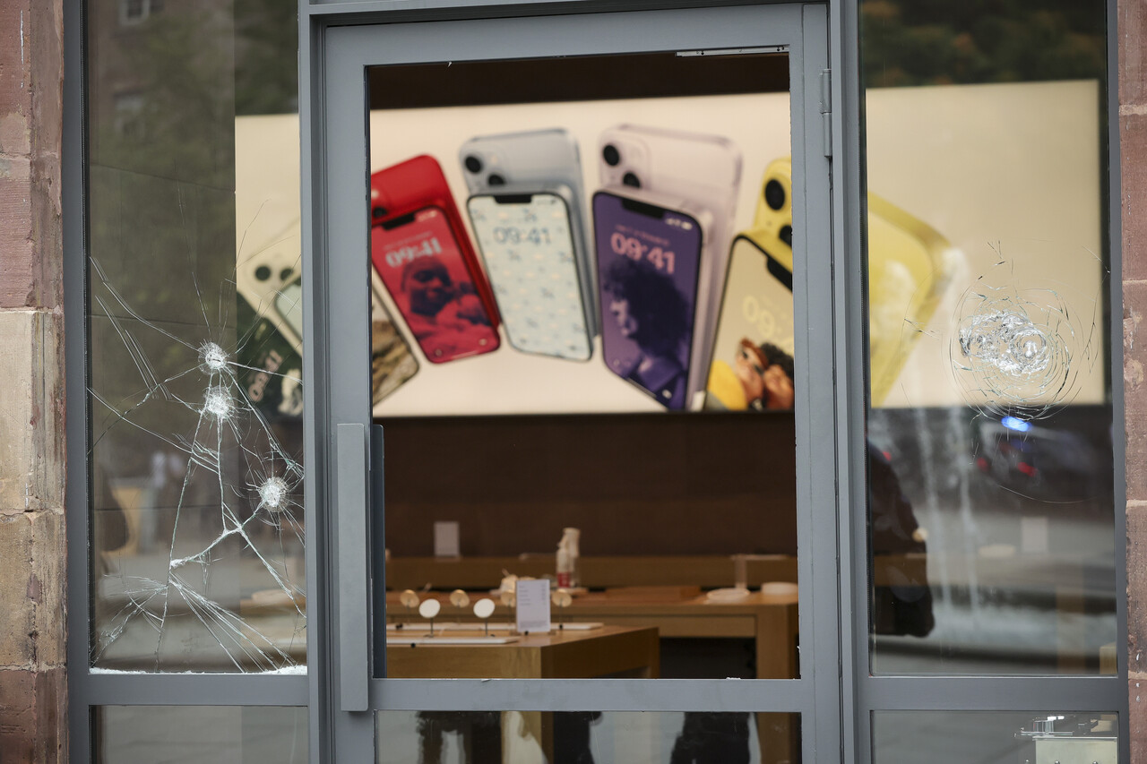 Fransa'da her yer alev alev! Lüks mağazalar lüks araçlarla yağmalandı