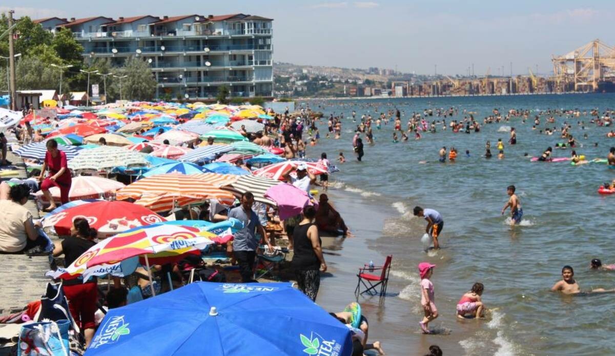 Plajda adım atacak yer kalmadı… Mahallenin nüfusu 150 bini aştı! Plajda adım atacak yer kalmadı… Mahallenin nüfusu 150 bini aştı!