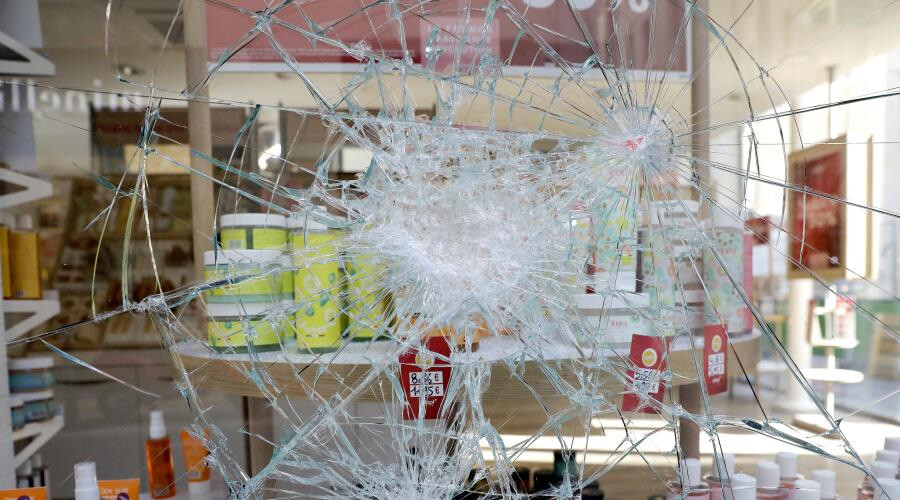 Fransa'da şiddetin dozu arttı: Göstericiler mağazalara el bombasıyla saldırdı Fransa'da şiddetin dozu arttı: Göstericiler mağazalara el bombasıyla saldırdı