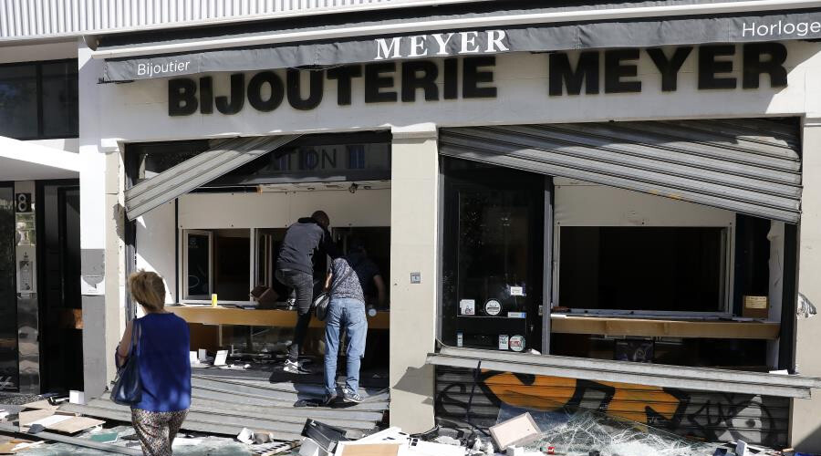 Fransa'da şiddetin dozu arttı: Göstericiler mağazalara el bombasıyla saldırdı Fransa'da şiddetin dozu arttı: Göstericiler mağazalara el bombasıyla saldırdı