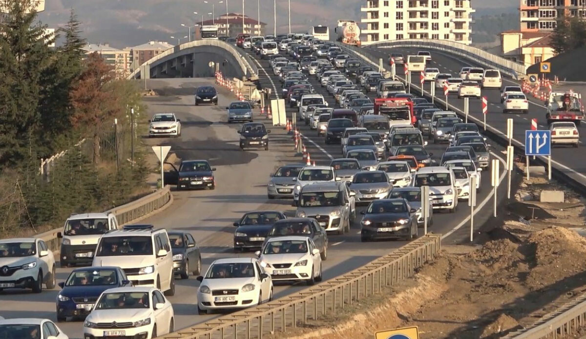 Milyonlarca tatilci dönüş yolunda! 43 ilde trafik yoğunluğu başladı Milyonlarca tatilci dönüş yolunda! 43 ilde trafik yoğunluğu başladı