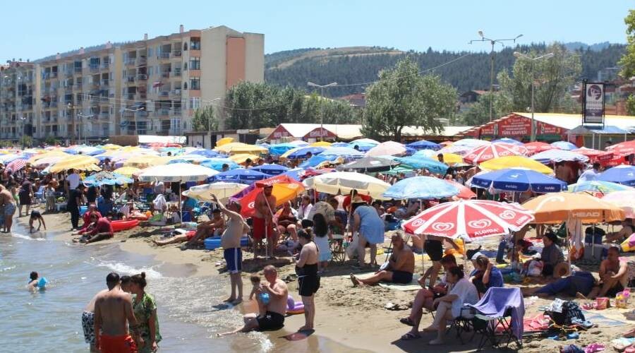 Plajda adım atacak yer kalmadı… Mahallenin nüfusu 150 bini aştı!