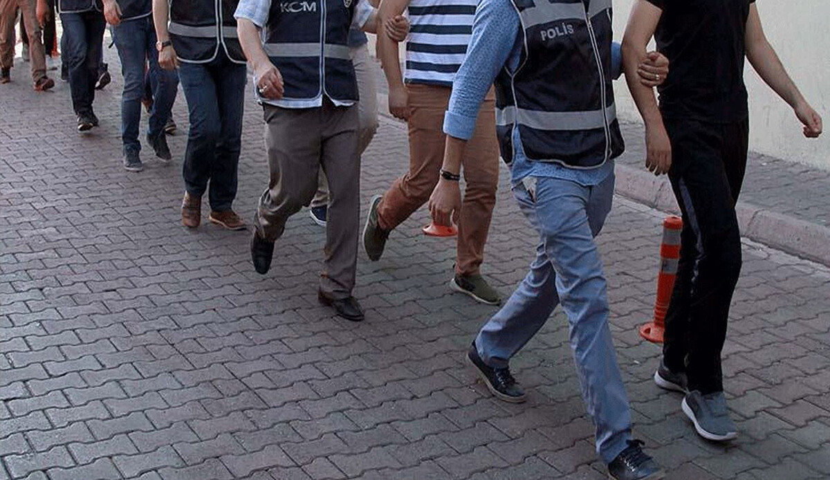 Sondakika! İstanbul'da eş zamanlı operasyon: Gözaltılar var Sondakika! İstanbul'da eş zamanlı operasyon: Gözaltılar var