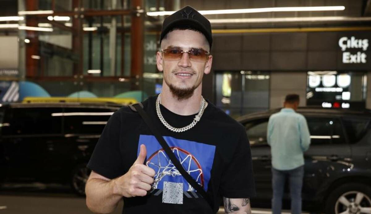 Fenerbahçe&#039;nin yeni transferi Ryan Kent resmi imza için İstanbul&#039;a geldi