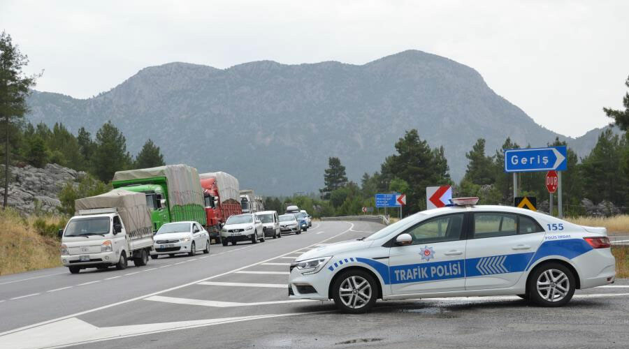 Tatil dönüşü trafik yoğunluğu yaşanıyor
