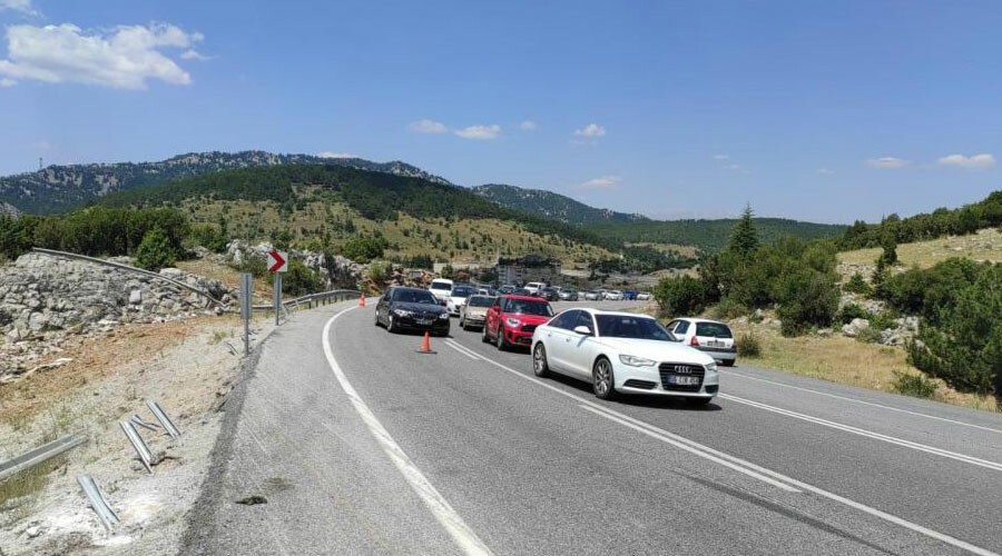Tatil dönüşü trafik yoğunluğu yaşanıyor