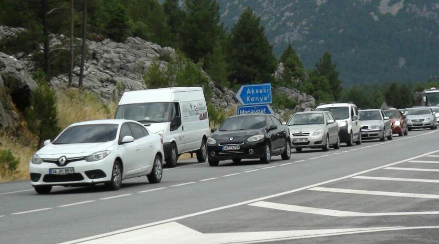 Tatil dönüşü trafik yoğunluğu yaşanıyor