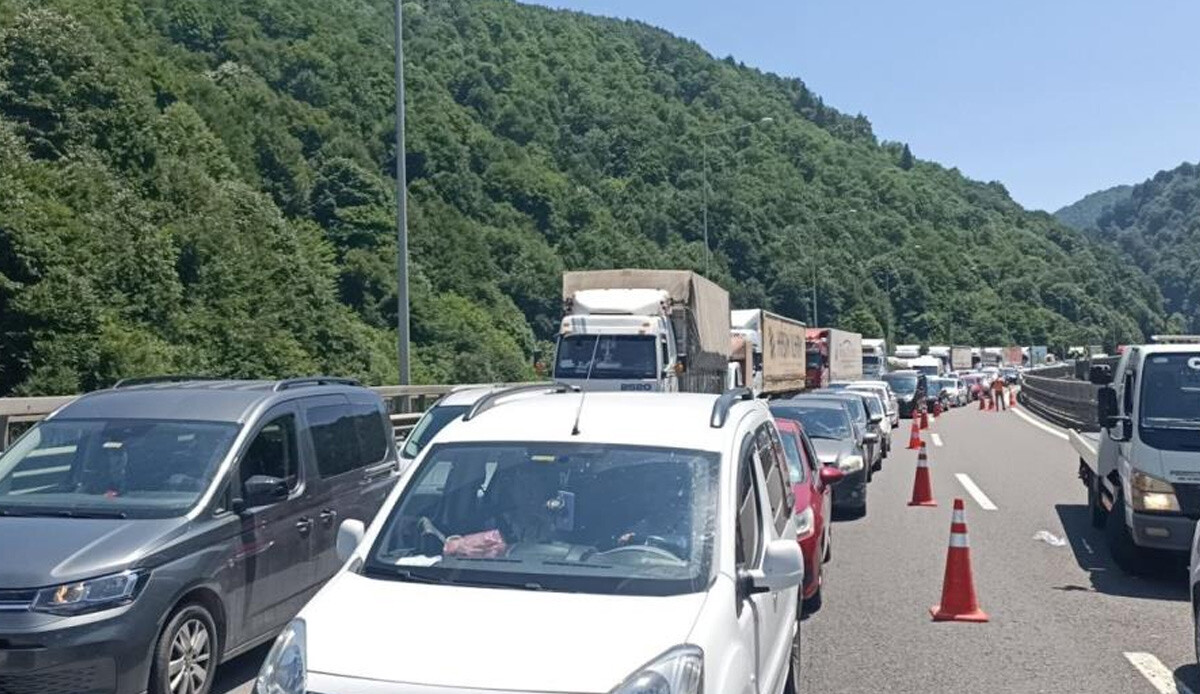 Bayram dönüş trafiğinde  Bolu'da feci kaza! 7 araç birbirine girdi Bayram dönüş trafiğinde  Bolu'da feci kaza! 7 araç birbirine girdi