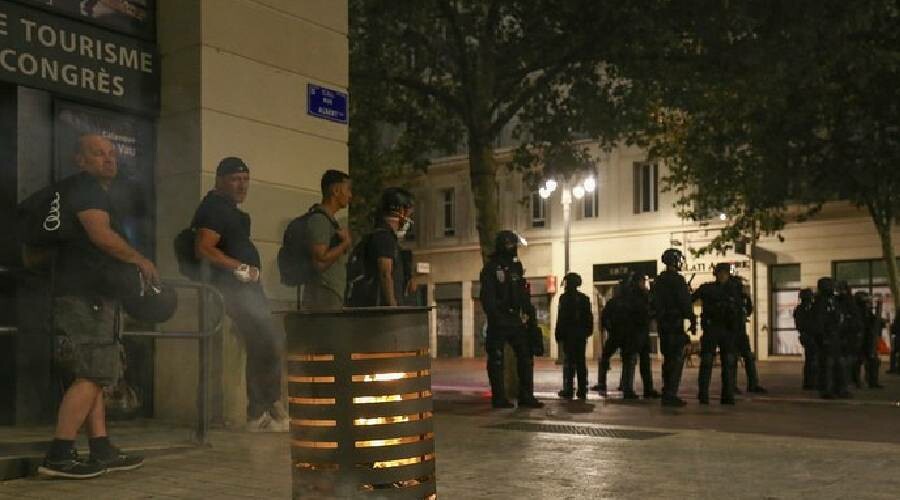 Fransa’daki şiddet olayları bir ülkeye daha sıçradı… Polise molotof kokteyli yağdırdılar!