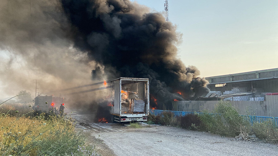 İzmir'de sıcak saatler! Fabrikada yangın çıktı, çok sayıda ekip olay yerinde İzmir'de sıcak saatler! Fabrikada yangın çıktı, çok sayıda ekip olay yerinde