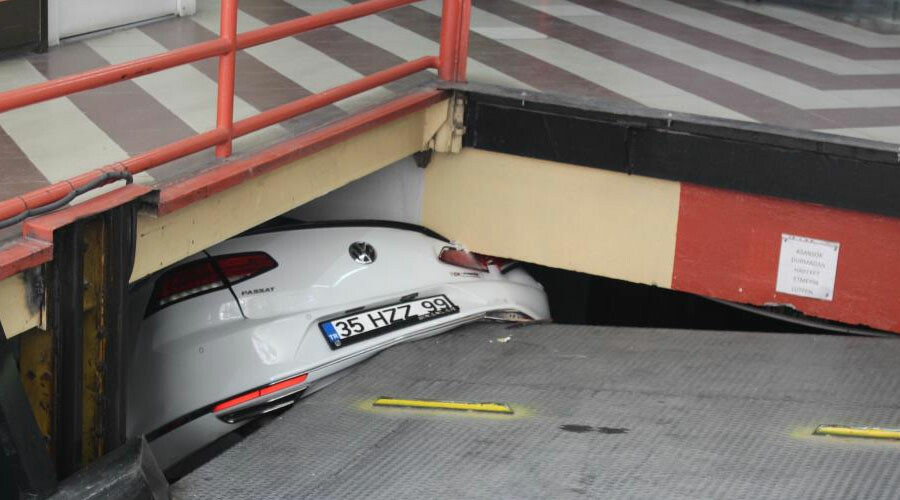 Gören dönüp bir kez daha baktı… İzmir’de bir garip kaza: Otomobil asansöre sıkıştı!