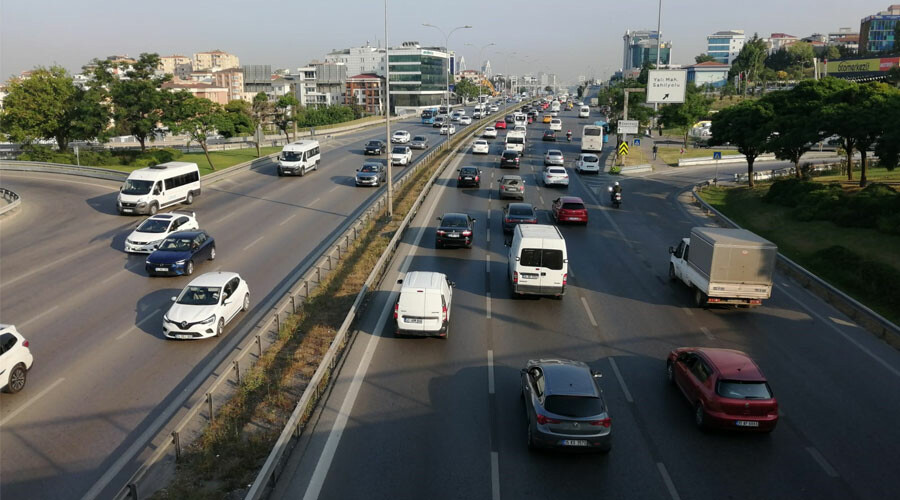 Tatili dönüşü sonrası İstanbul trafiğinde yoğunluk yaşanıyor Tatili dönüşü sonrası İstanbul trafiğinde yoğunluk yaşanıyor