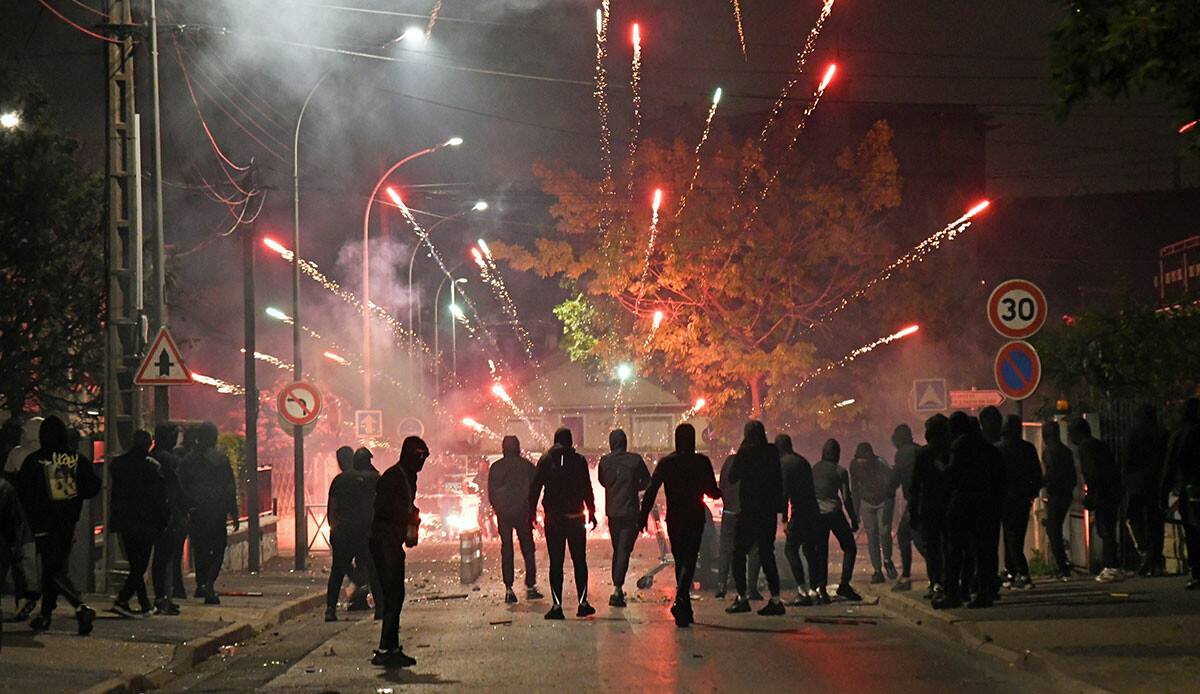 Sokaklar alev alev: Fransa'dan bir ölüm haberi daha geldi