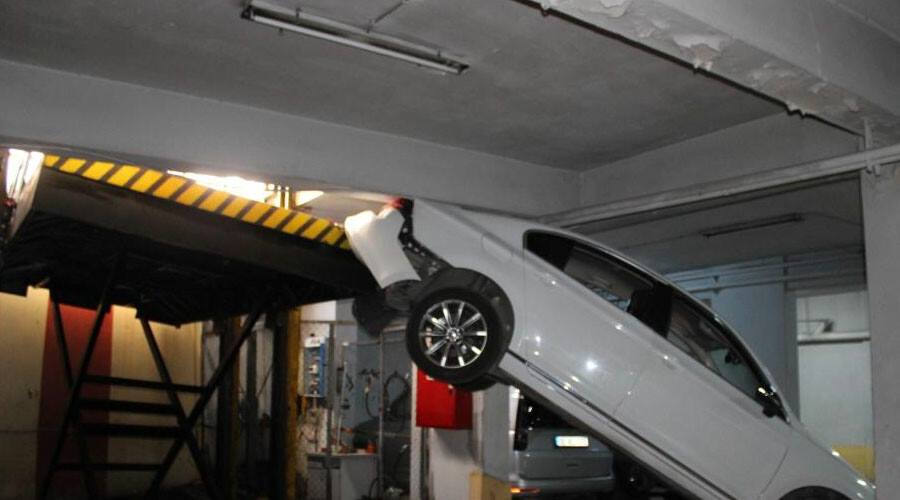 Gören dönüp bir kez daha baktı… İzmir’de bir garip kaza: Otomobil asansöre sıkıştı!