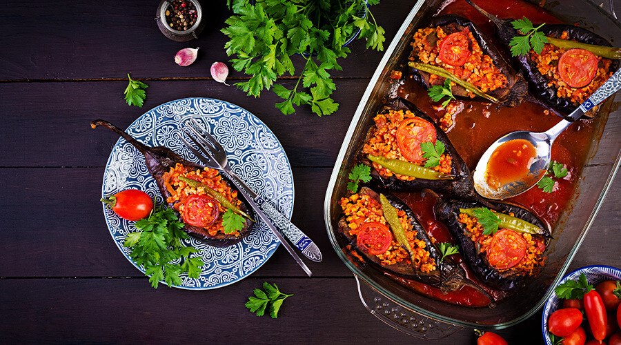 Karnıyarık yaparken mutlaka uygulayın! Patlıcanlar ne kararıyor ne acılaşıyor