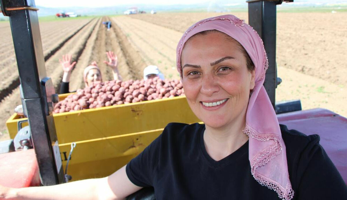 Cambridge’den mezun oldu, memleketine döndü! Şimdi kral ve kraliçe yiyeceğini ekimini yapıyor