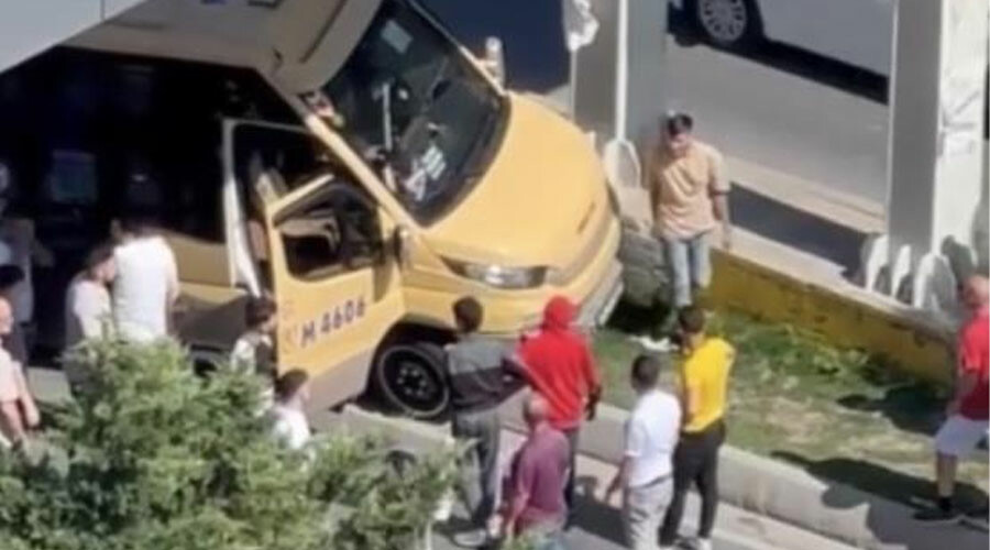 Minibüste sinir krizi: Direksiyonu kırdı, araca tekmeler attı
