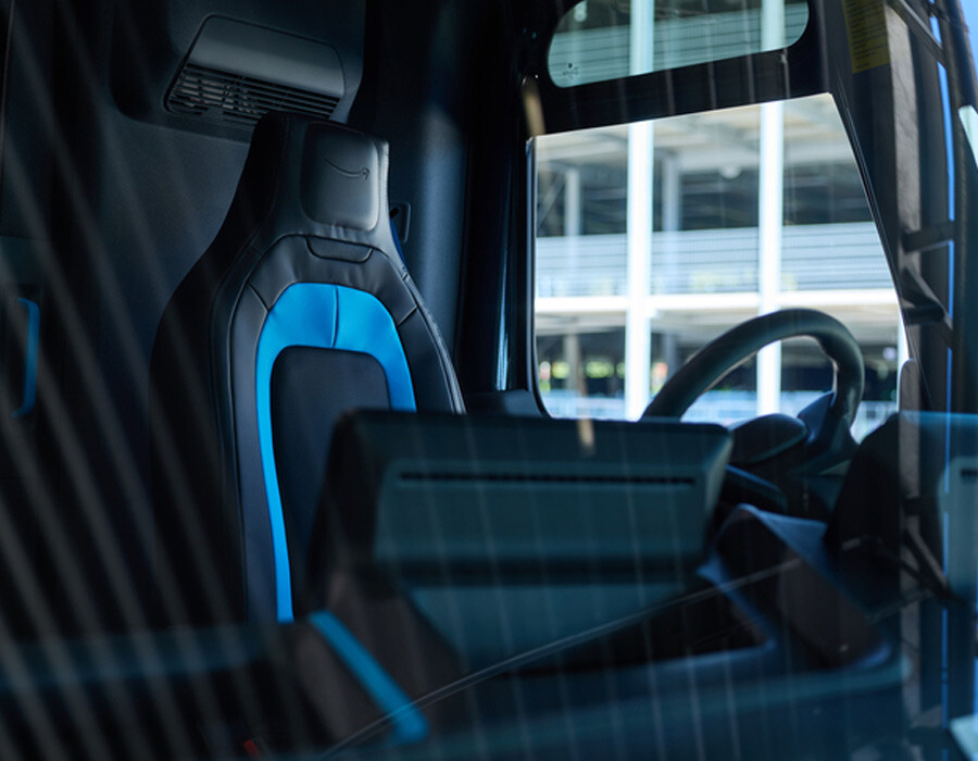 Amazon'un Avrupa'da ilk elektrikli teslimat minibüsleri yollara çıkıyor Rivian otomobil