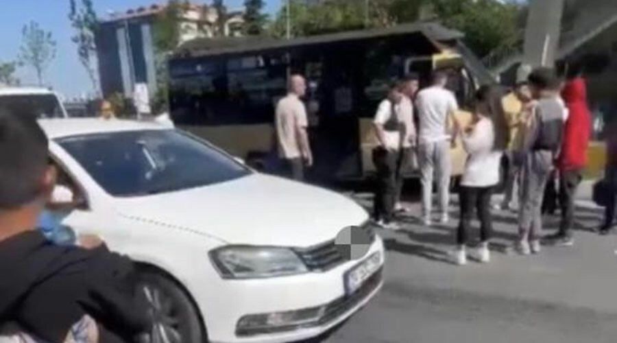 Minibüste sinir krizi: Direksiyonu kırdı, araca tekmeler attı