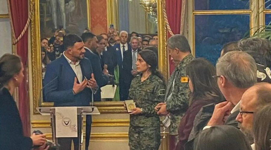 Cumhurbaşkanı Erdoğan Fransa'yı uyarmıştı: Madalya verdikleri YPG'liler isyancıları destekliyor