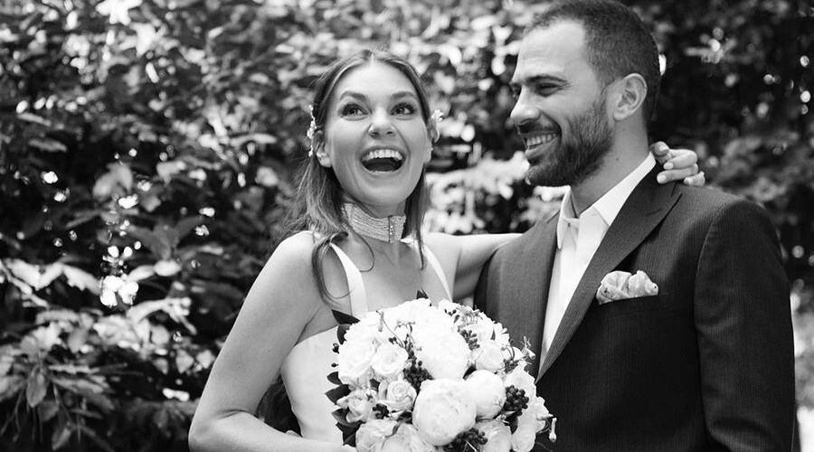 Aslı Enver anne oldu! Herkes bebeğin isminin anlamını araştırıyor