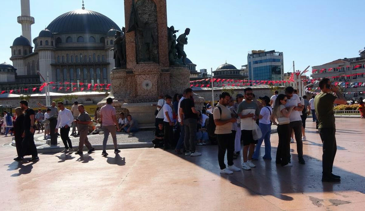 İstanbul'u aşırı sıcaklar vurdu! Vatandaşlar gölgelik yerlere sığamadı İstanbul'u aşırı sıcaklar vurdu! Vatandaşlar gölgelik yerlere sığamadı