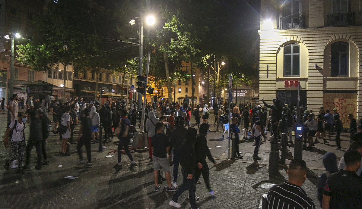 Fransa'da son durum! Sular duruluyor ama bu kez Macron eleştiri oklarının hedefinde Fransa'da son durum! Sular duruluyor ama bu kez Macron eleştiri oklarının hedefinde