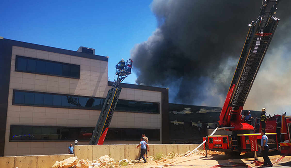 Gaziantep'teki fabrika yangını! 10 işçi hastaneye kaldırıldı,5 saatlik çalışmayla kontrol altına alındı Gaziantep'teki fabrika yangını! 10 işçi hastaneye kaldırıldı,5 saatlik çalışmayla kontrol altına alındı