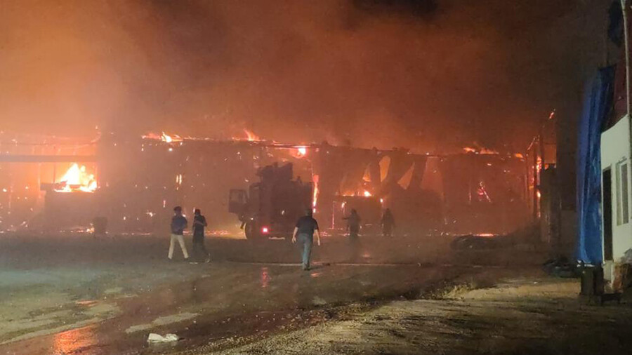 Van'da sıcak saatler! Saman pazarı cayır cayır yanıyor Van'da sıcak saatler! Saman pazarı cayır cayır yanıyor