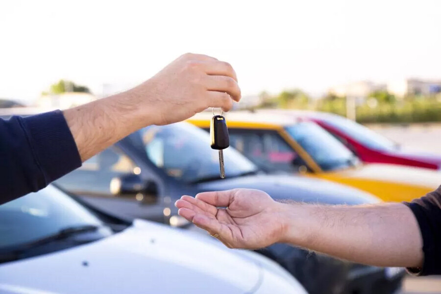 Otomobil altın ve dövizi solladı