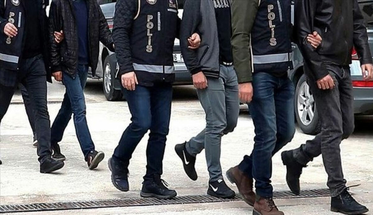 İstanbul'da kaçak akaryakıt operasyonu: Onlarca kişi gözaltına alındı İstanbul'da kaçak akaryakıt operasyonu: Onlarca kişi gözaltına alındı