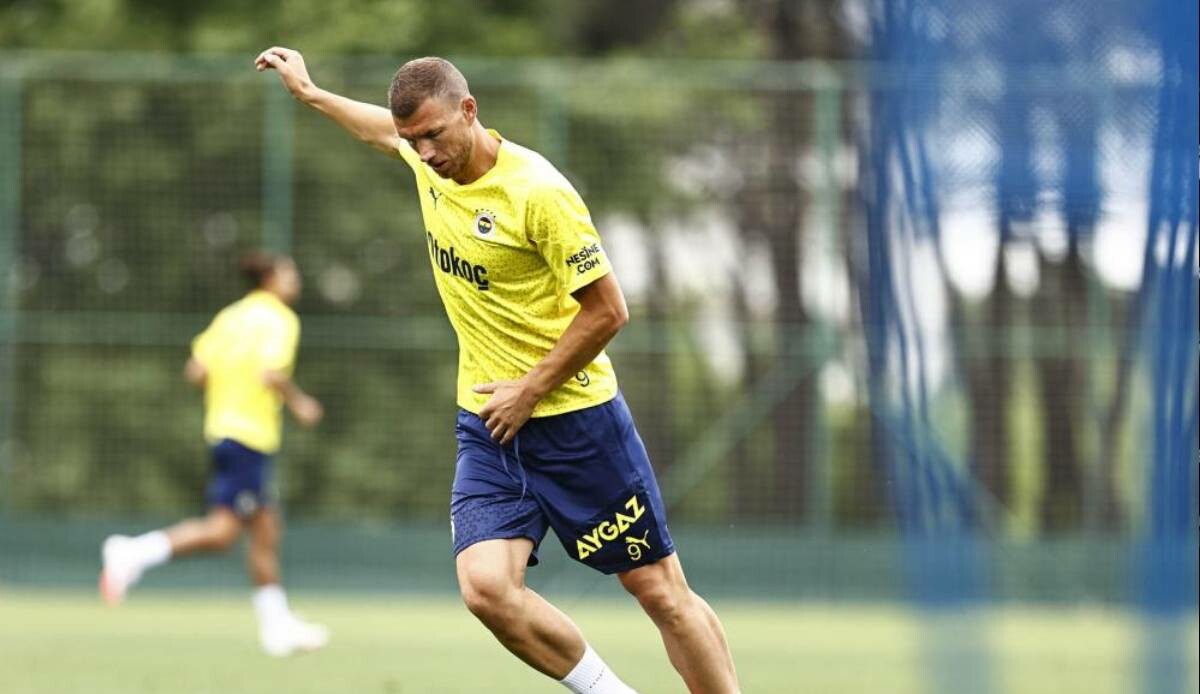 Fenerbahçe'nin yıldız golcüsü Edin Dzeko yeni takımıyla ilk antrenmanına çıktı Fenerbahçe'nin yıldız golcüsü Edin Dzeko yeni takımıyla ilk antrenmanına çıktı