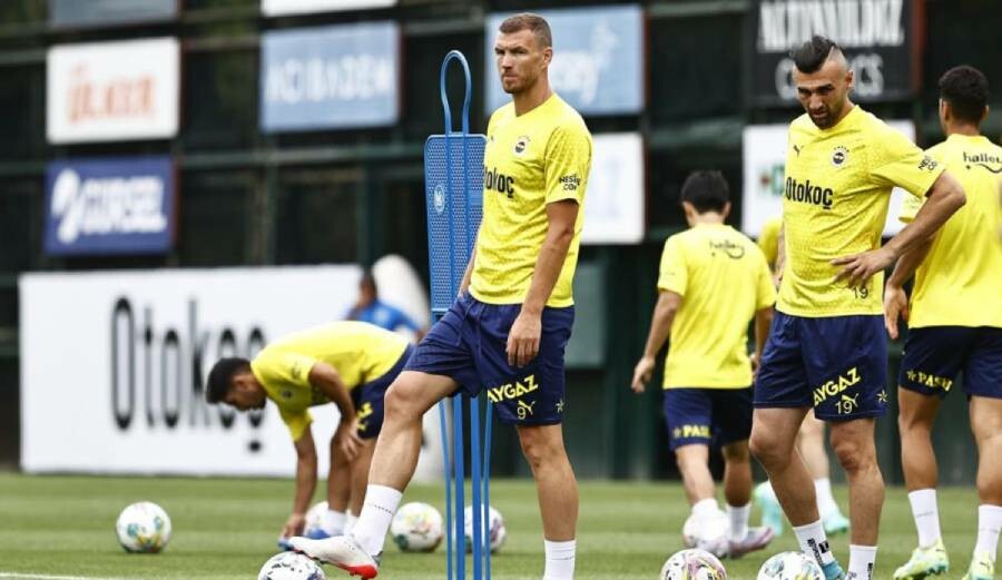 Fenerbahçe'nin yıldız golcüsü Edin Dzeko yeni takımıyla ilk antrenmanına çıktı Fenerbahçe'nin yıldız golcüsü Edin Dzeko yeni takımıyla ilk antrenmanına çıktı