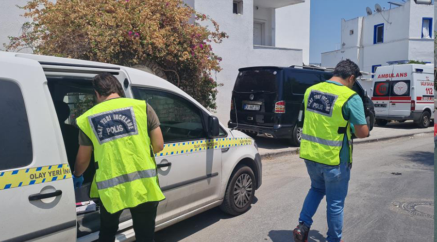 Otelin havuzunda panik anları: Yüzmek için girenler donup kaldı Otelin havuzunda panik anları: Yüzmek için girenler donup kaldı