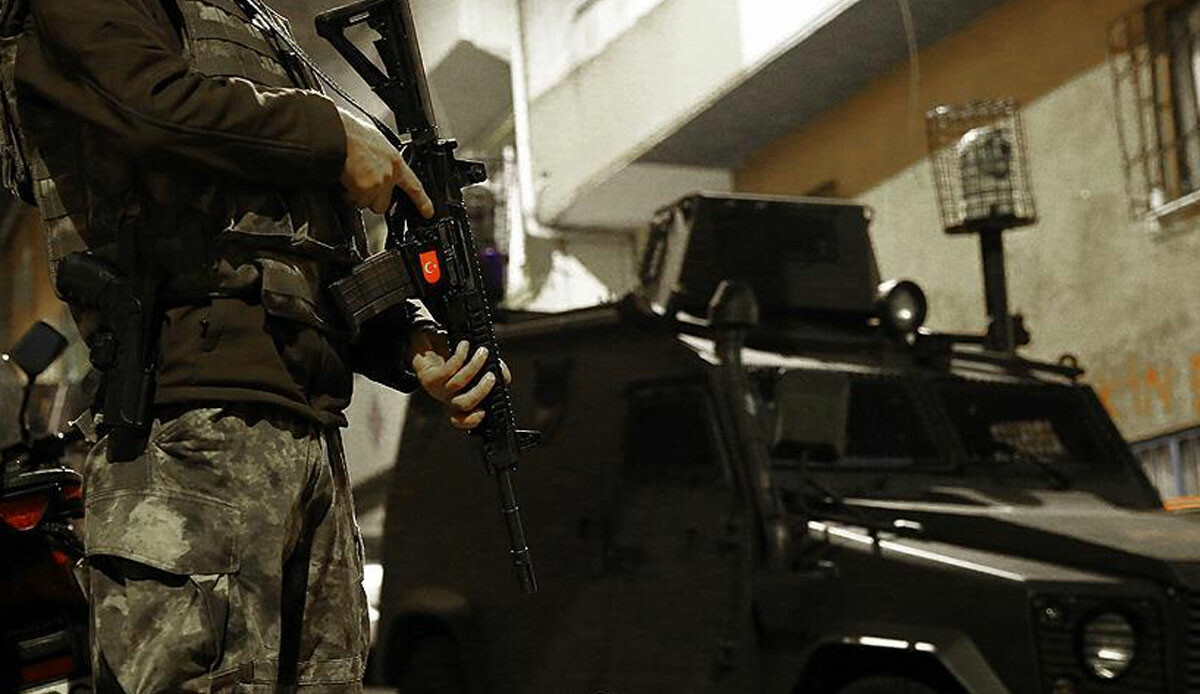 DEAŞ'a operasyon: 10 şüpheli gözaltına alındı DEAŞ'a operasyon: 10 şüpheli gözaltına alındı