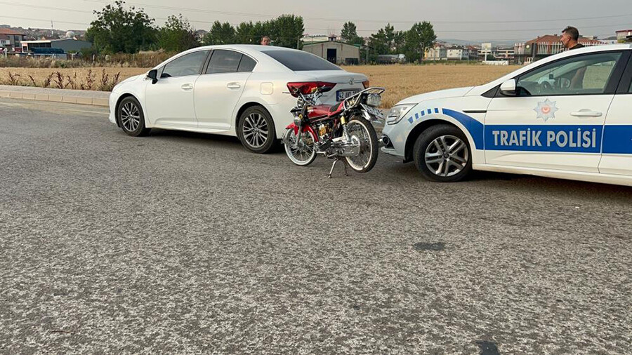 Önce kaza yaptılar sonra tekme tokat birbirlerine girdiler