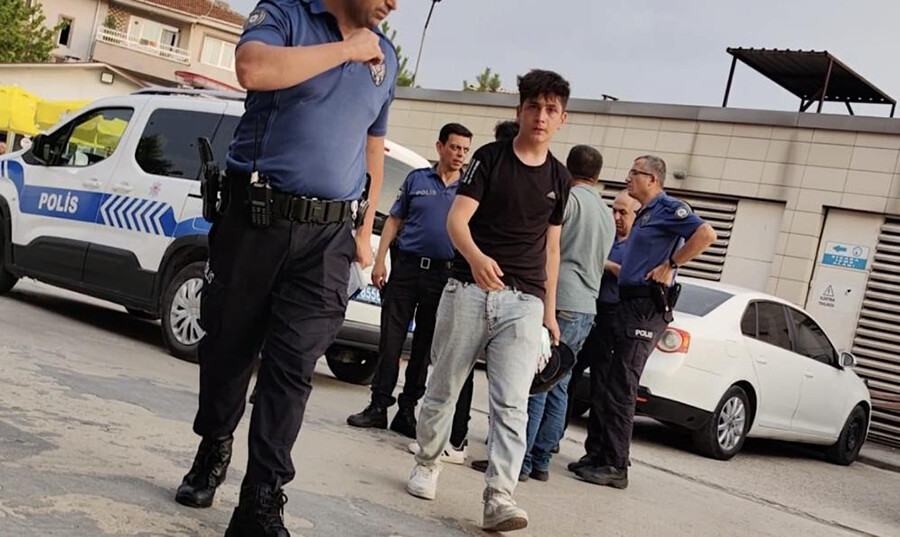 Önce kaza yaptılar sonra tekme tokat birbirlerine girdiler