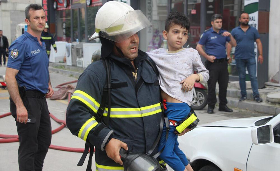 Bolu'da sıcak saatler! Apartmanın elektrik panosu patladı, 15 kişi hastanelik oldu