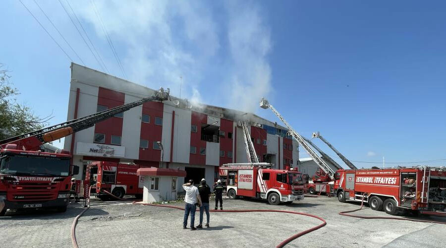 Esenyurt'ta korkutan fabrika yangını: Çok sayıda ekip sevk edildi