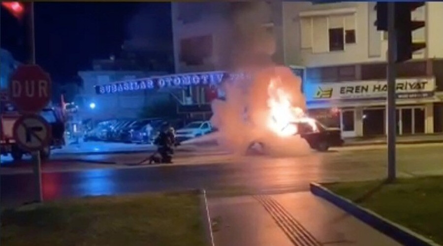 Seyir halindeki otomobil alev topuna döndü Seyir halindeki otomobil alev topuna döndü