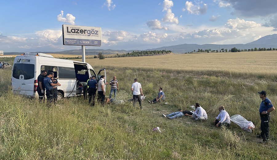 Kayseri'de işçi servisi kamyonetle çarpıştı, çok sayıda yaralı var
