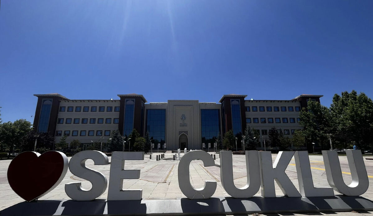 Selçuklu’nun ‘L’ si kayboldu! Belediye başkanı Twitter'dan seslendi: Kim aldıysa getirsin arkadaşlar Selçuklu’nun ‘L’ si kayboldu! Belediye başkanı Twitter'dan seslendi: Kim aldıysa getirsin arkadaşlar