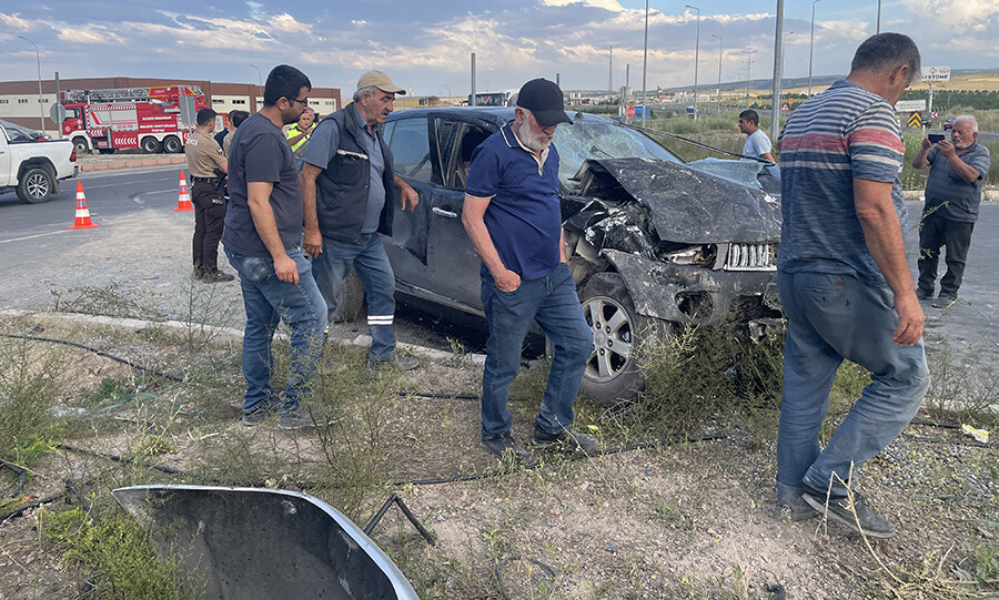 Kayseri'de işçi servisi kamyonetle çarpıştı, çok sayıda yaralı var