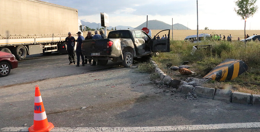 Kayseri'de işçi servisi kamyonetle çarpıştı, çok sayıda yaralı var